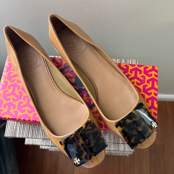 NWT TORY BURCH Patent Leather Tan Flats with Tortoise Detail. Size 9 - Picture 3 of 11